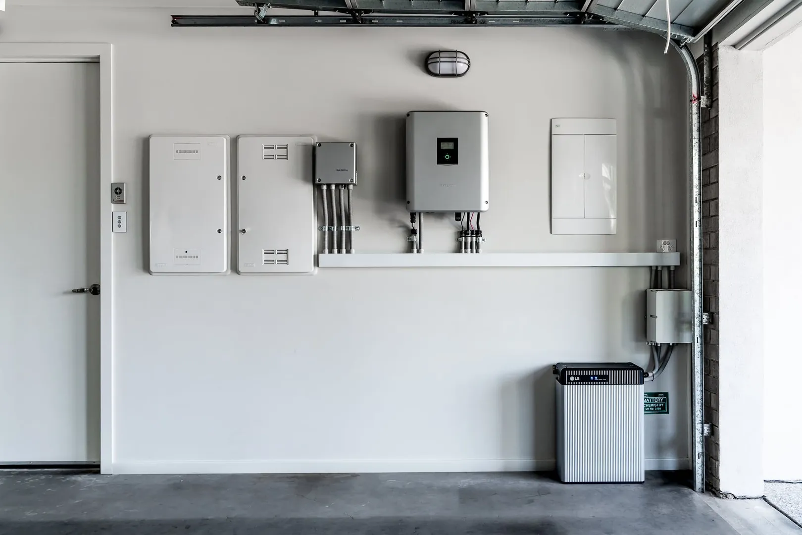 Aufgeräumte Energiezentrale mit Wechselrichter, Schutztechnik und Batteriespeicher